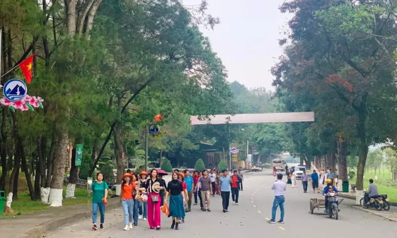 Hà Tĩnh: Hàng nghìn du khách hành hương về Ngã ba Đồng Lộc đầu năm mới