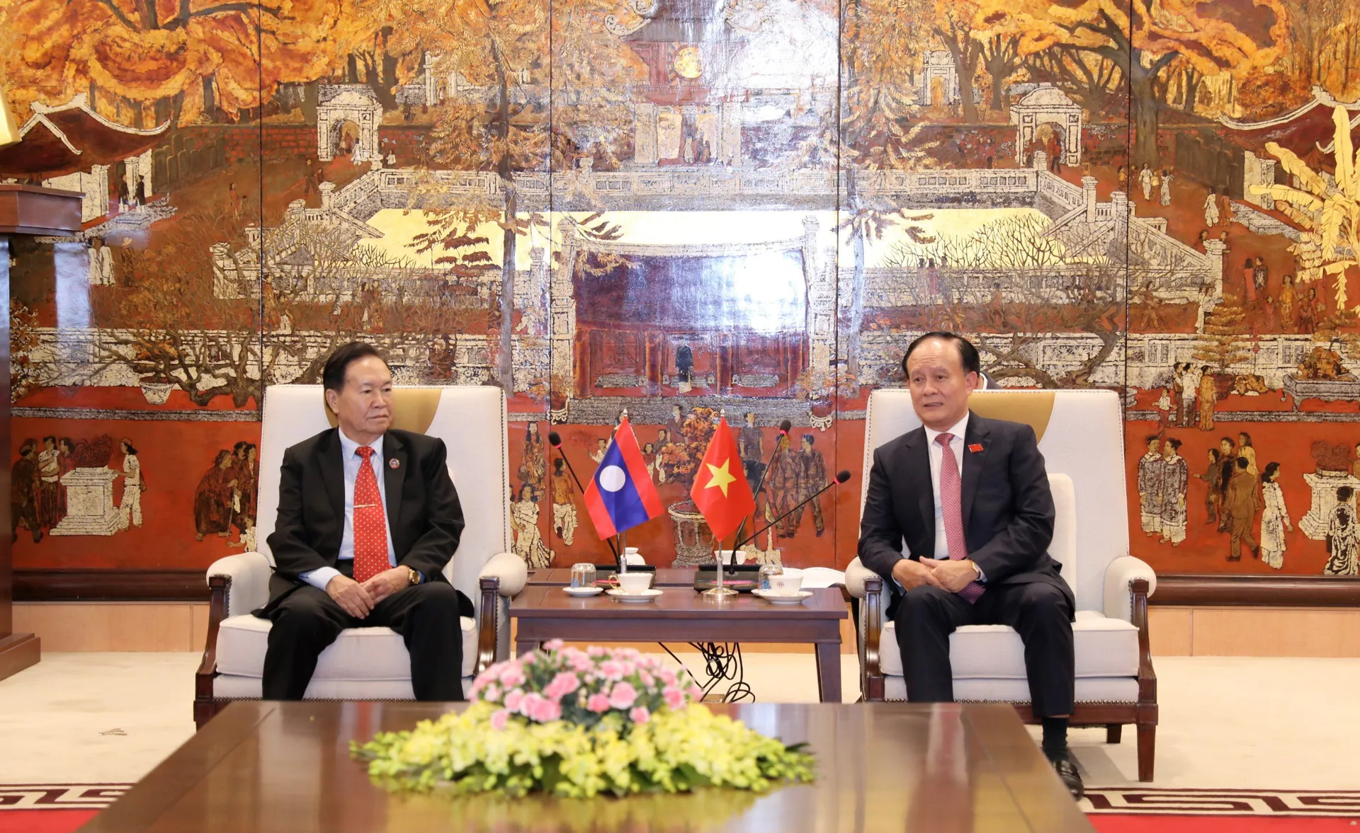 Chủ tịch HĐND Thành phố Hà Nội tiếp đón Đoàn đại biểu Quốc hội Lào