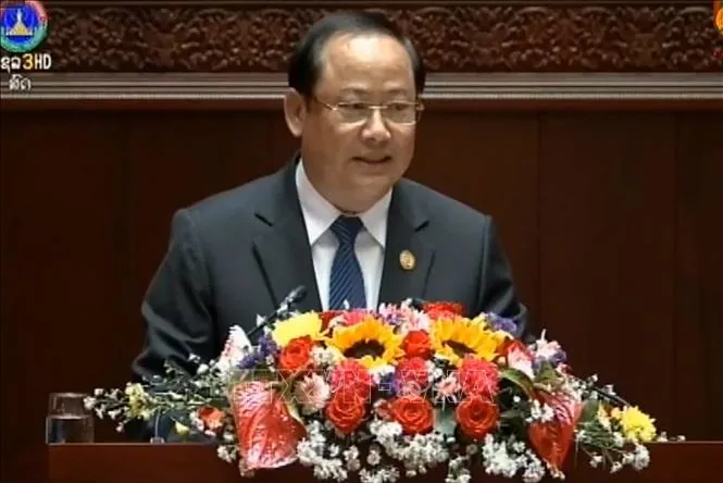 Thủ tướng Lào và phu nhân bắt đầu thăm chính thức Việt Nam