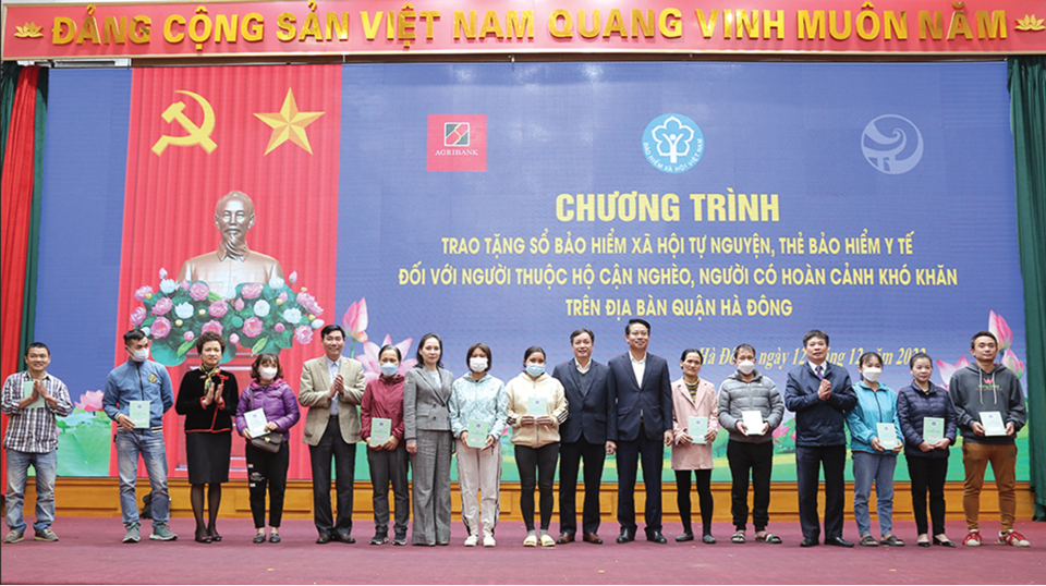 Hơn 267.000 người được tặng sổ bảo hiểm xã hội, thẻ bảo hiểm y tế