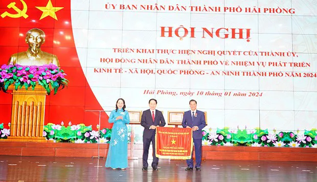 Phó Chủ tịch nước Võ Thị Ánh Xuân trao Cờ thi đua cho TP Hải Phòng