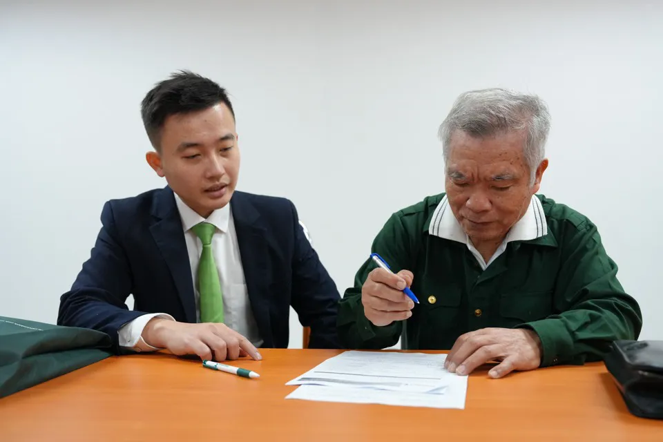 Hà Nội hỗ trợ công dân mở tài khoản nhận tiền trợ cấp cả thứ Bảy và Chủ nhật