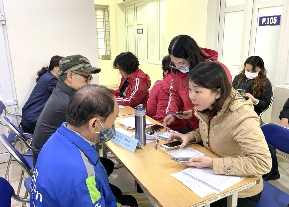 Quận Đống Đa đẩy nhanh tiến độ cấp tài khoản chi trả an sinh xã hội