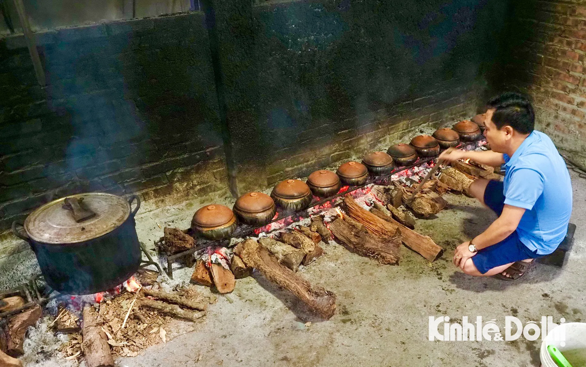 Xuyên đêm giữ lửa hồng kho cá làng Vũ Đại vụ Tết