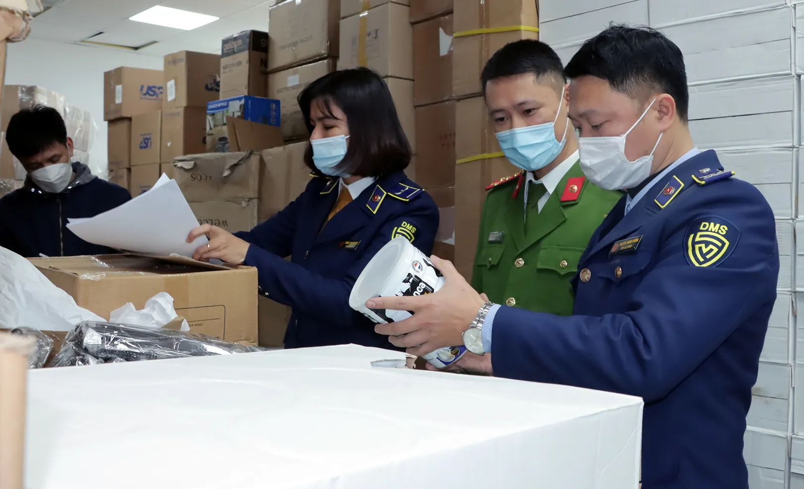 Năm 2023, cả nước phát hiện bắt giữ gần 150 nghìn vụ hàng lậu, hàng giả