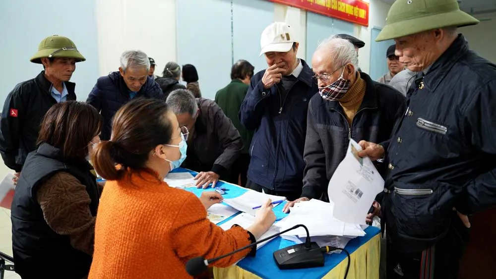 Quận Hà Đông: 100% người dân hưởng trợ cấp được trả tiền qua tài khoản 
