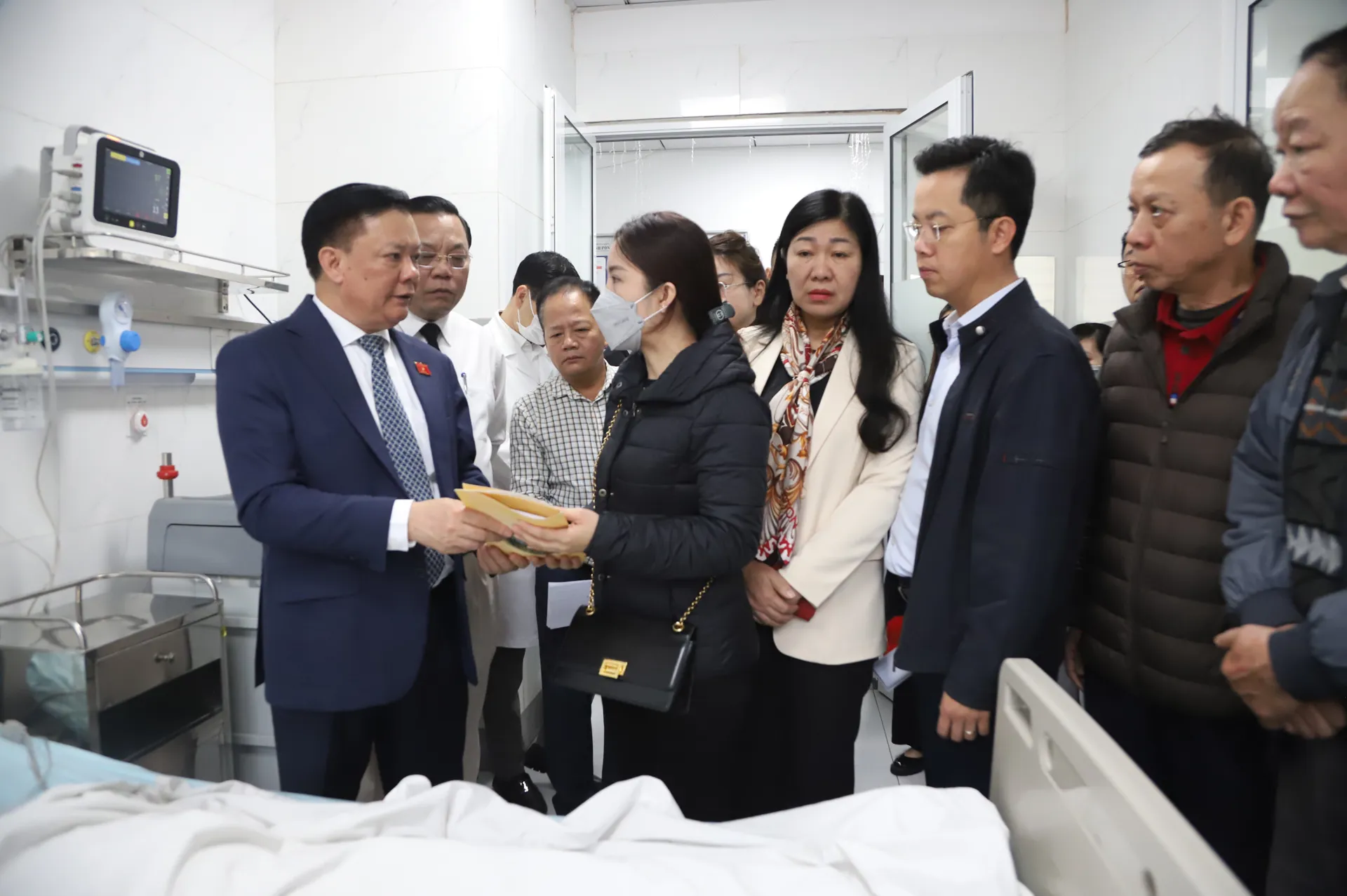 Bí thư Thành ủy thăm hỏi, động viên nạn nhân vụ cháy trên phố Hàng Lược