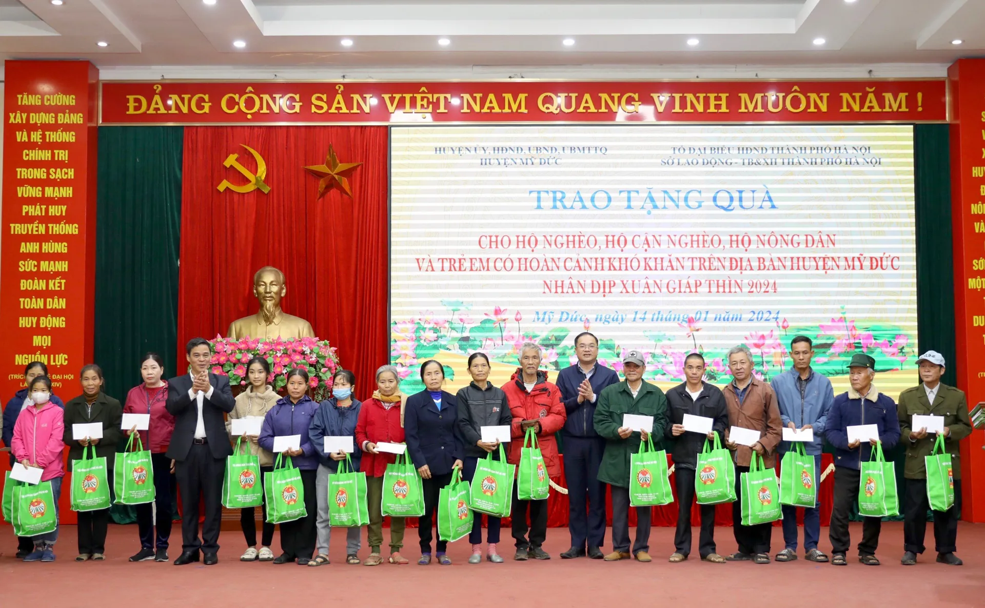 Trao quà cho hộ nghèo, trẻ em có hoàn cảnh khó khăn tại Mỹ Đức