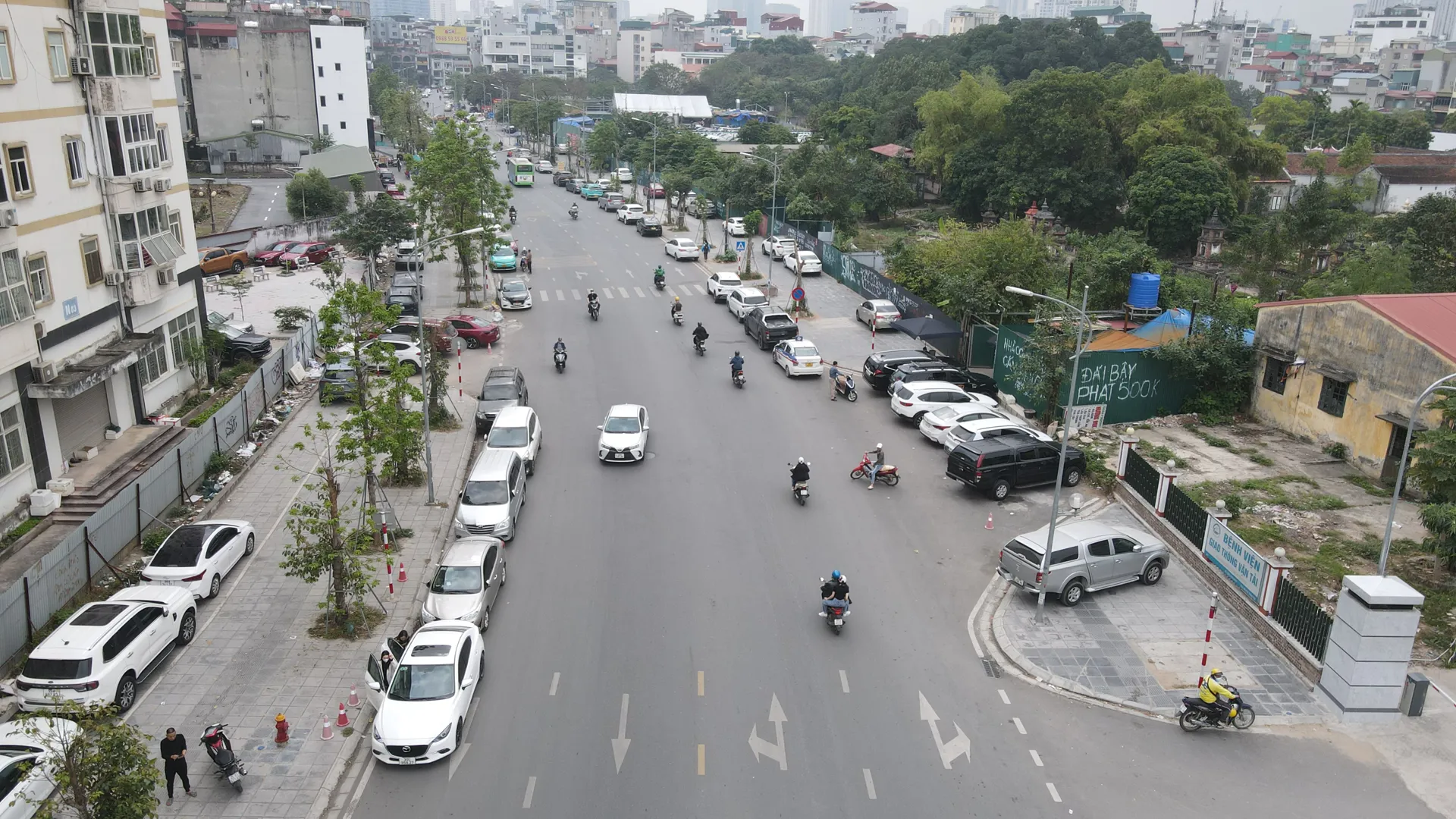 Đường mới mở bị “chia phần” làm bãi xe lậu