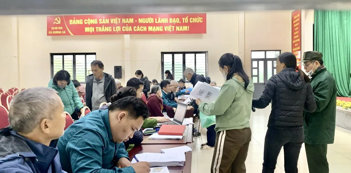 Gia Lâm: Cán bộ làm cả ngày nghỉ để hoàn thành mở tài khoản nhận tiền trợ cấp