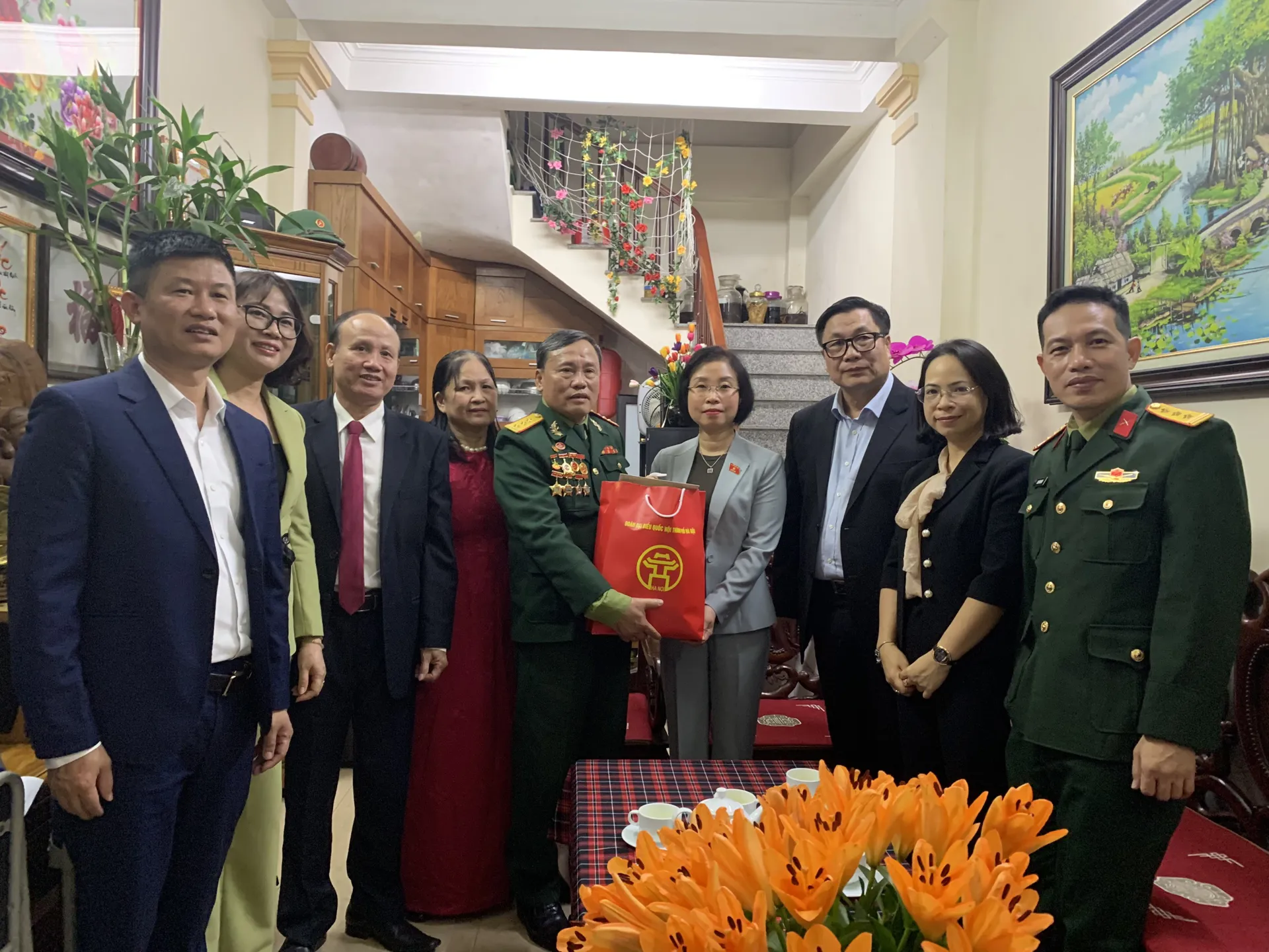 Đoàn ĐB Quốc hội TP Hà Nội trao quà tới gia đình chính sách, khó khăn