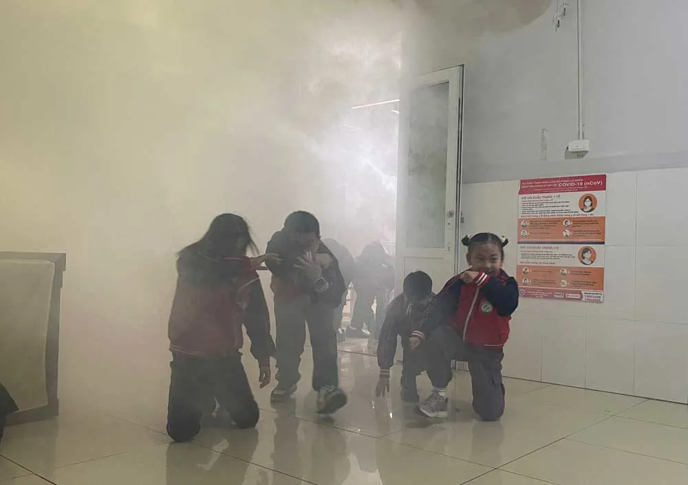Nhiều giáo viên dự giờ học chính khóa về phòng cháy chữa cháy ở Hà Đông