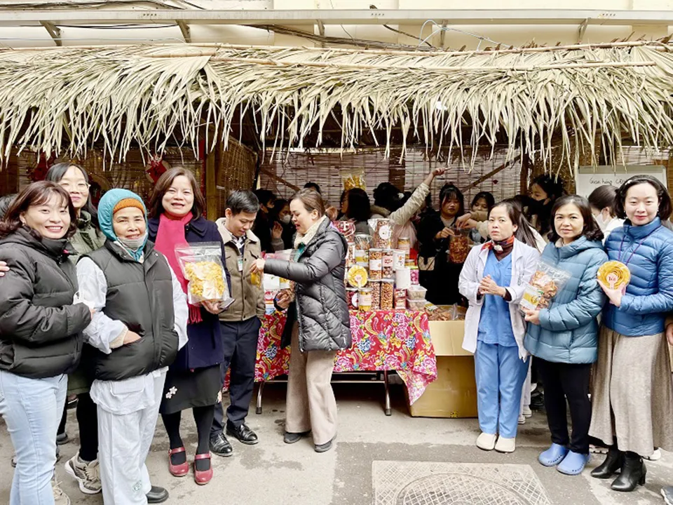Ấm áp chợ Tết yêu thương