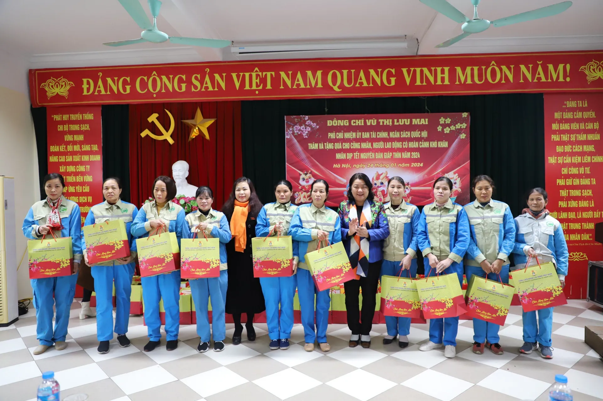 Đại biểu Quốc hội tặng quà Tết cho đoàn viên, NLĐ khó khăn huyện Gia Lâm