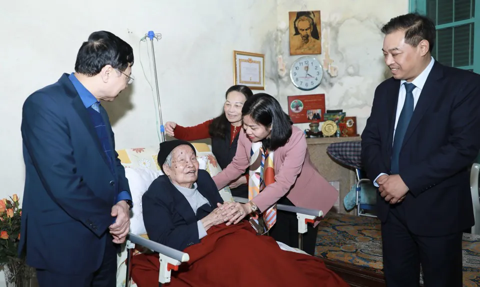Lãnh đạo Thành phố tặng quà Tết gia đình chính sách tại quận Hai Bà Trưng