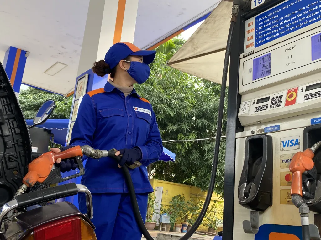 Bảo đảm cung ứng đủ xăng dầu cho sản xuất, kinh doanh, tiêu dùng dịp Tết