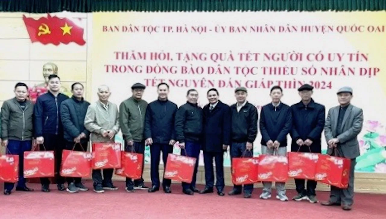 Hà Nội: Thăm hỏi, tặng quà Tết cho 119 người có uy tín