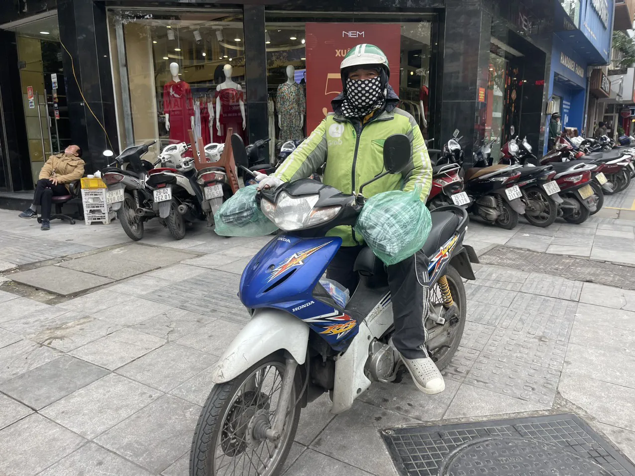 Tài xế công nghệ vật lộn mưu sinh dưới thời tiết lạnh giá