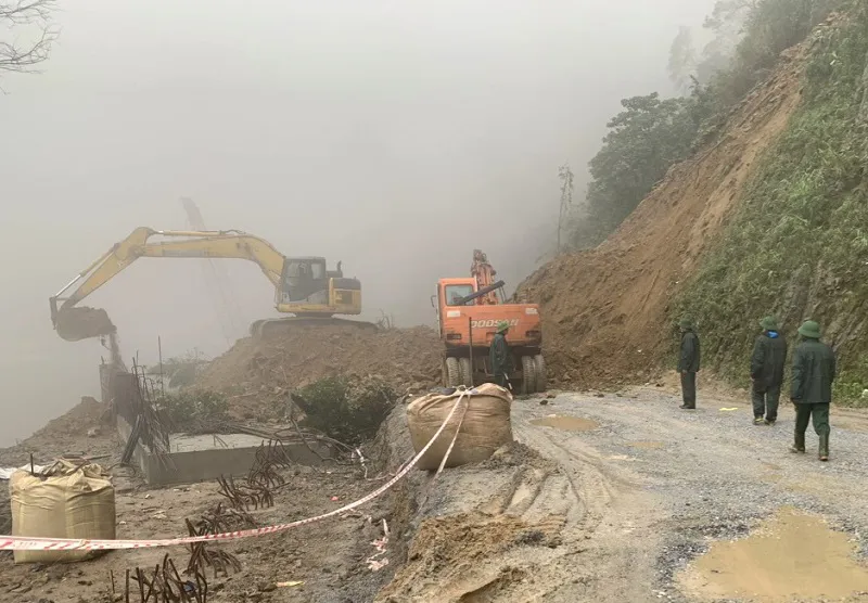 Hà Tĩnh: Gấp rút giải tỏa sạt lở đường lên Cửa khẩu Cầu Treo