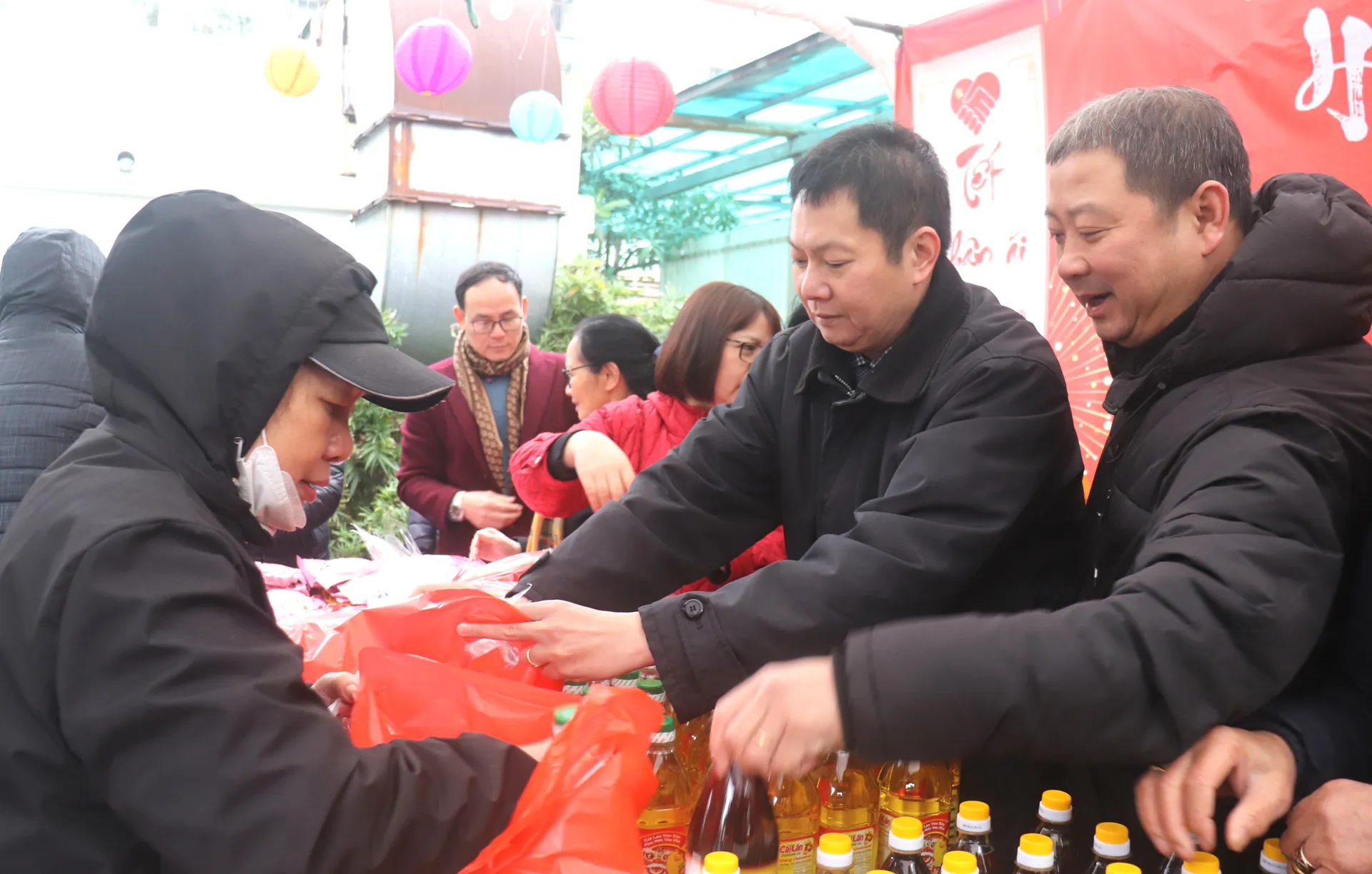 Quận Hai Bà Trưng: Tết ấm đến sớm với những người có hoàn cảnh khó khăn