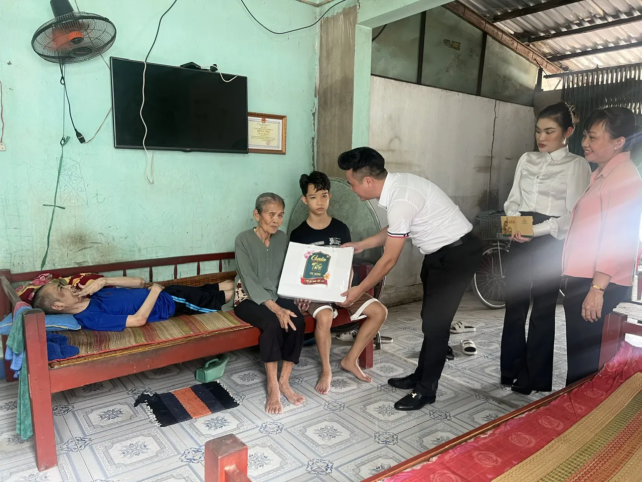 Sẻ chia khó khăn với người yếu thế tại Long An, TP Hồ Chí Minh