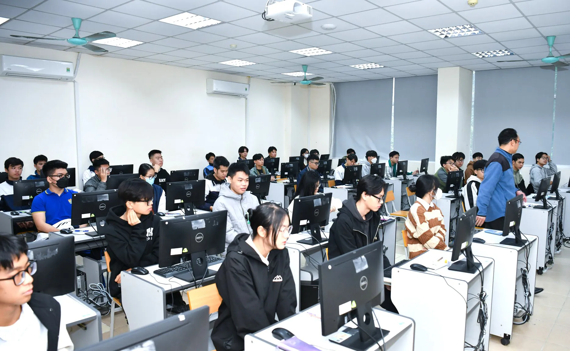 Nhiều học sinh lớp 10, 11 đạt điểm tốt tại kỳ thi đánh giá tư duy