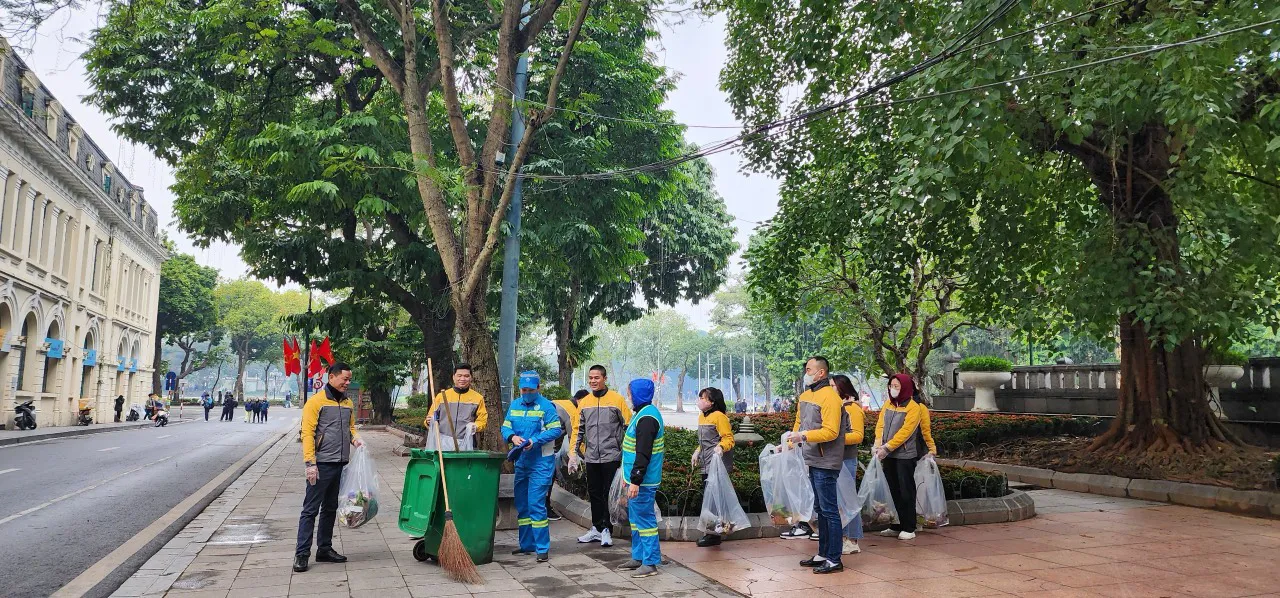 Tổng vệ sinh môi trường khu vực xung quanh hồ Hoàn Kiếm