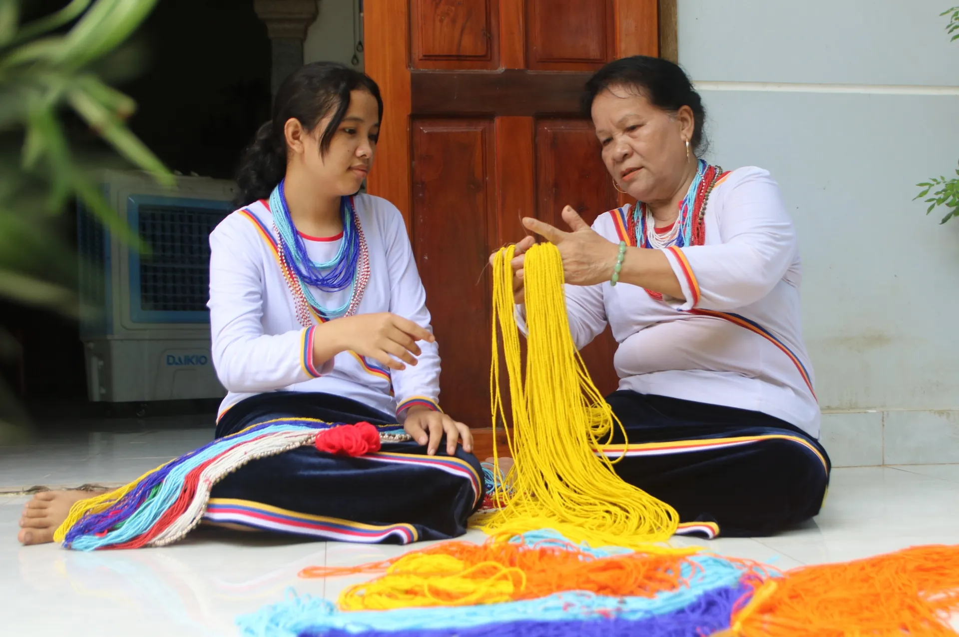 Quảng Ngãi: Người "hồi sinh" cườm đá bảy màu