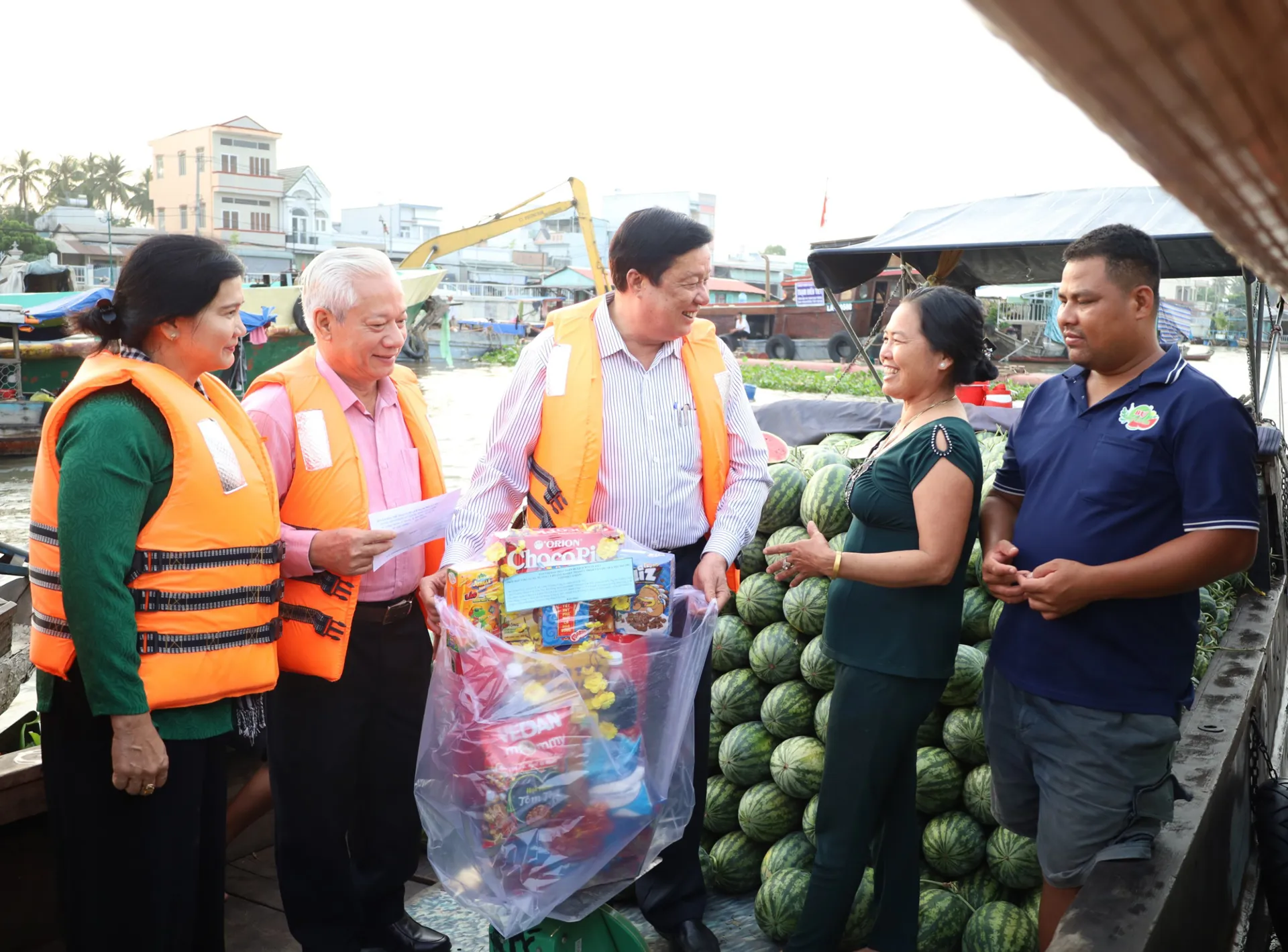 Cần Thơ trao quà Tết cho tiểu thương chợ nổi Cái Răng