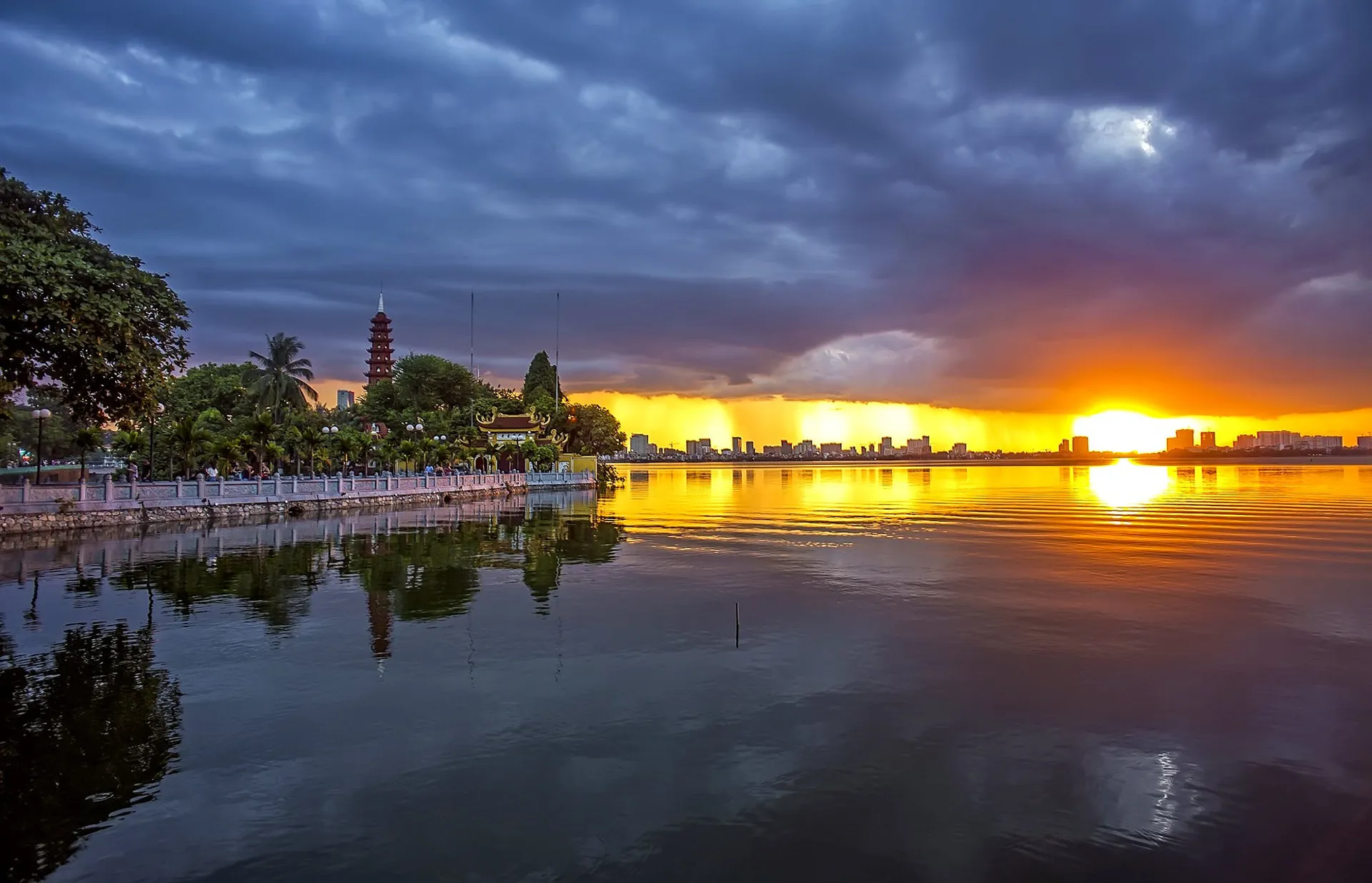 Khơi thông giá trị Hồ Tây