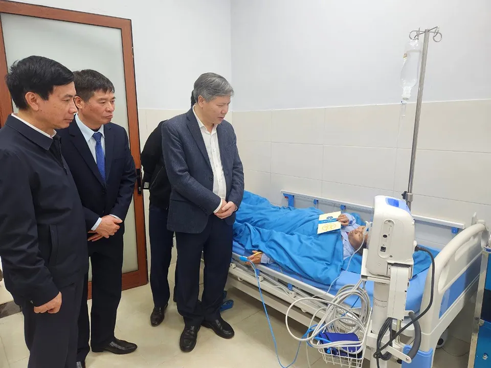 Lãnh đạo BHXH Việt Nam thăm, tặng quà bệnh nhân bảo hiểm y tế dịp Tết