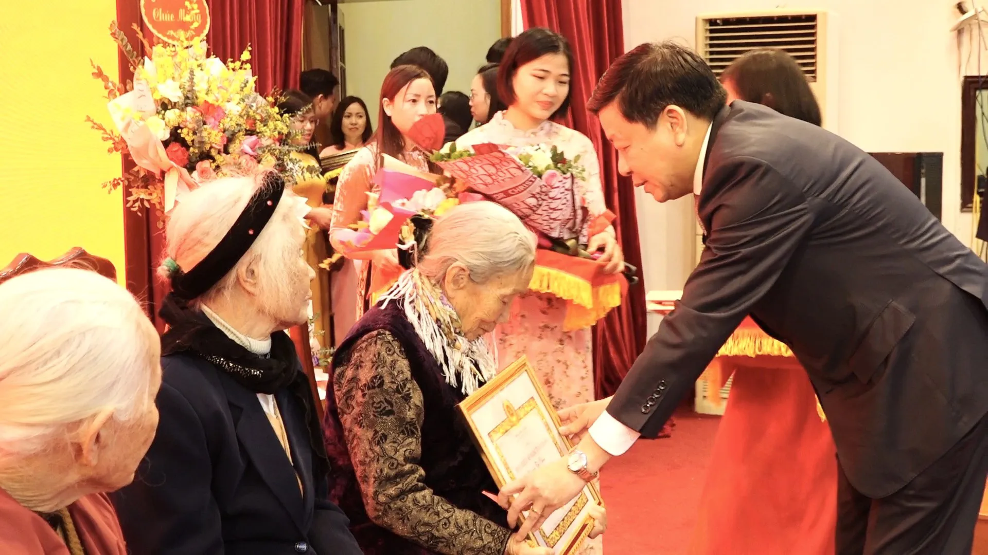 Huyện Thanh Oai: 131 đảng viên được trao tặng, truy tặng Huy hiệu Đảng đợt 3/2