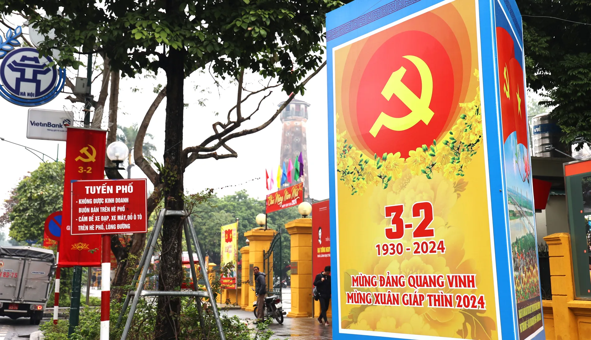 Đường phố Hà Nội trang hoàng rực rỡ chào mừng 3/2, mừng năm mới 2024