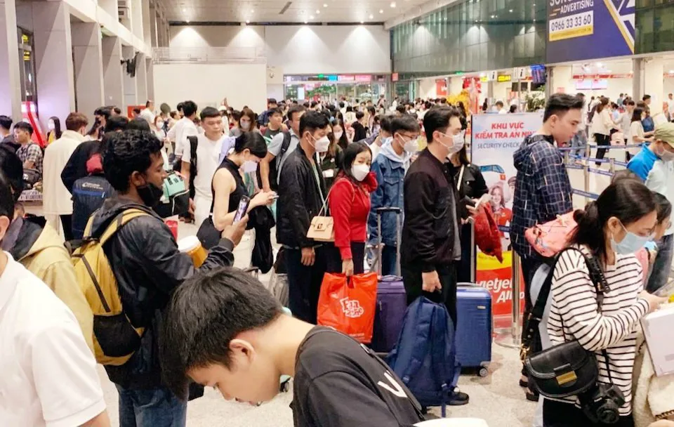 Hàng nghìn người chen chúc ở sân bay Tân Sơn Nhất để về quê ăn Tết