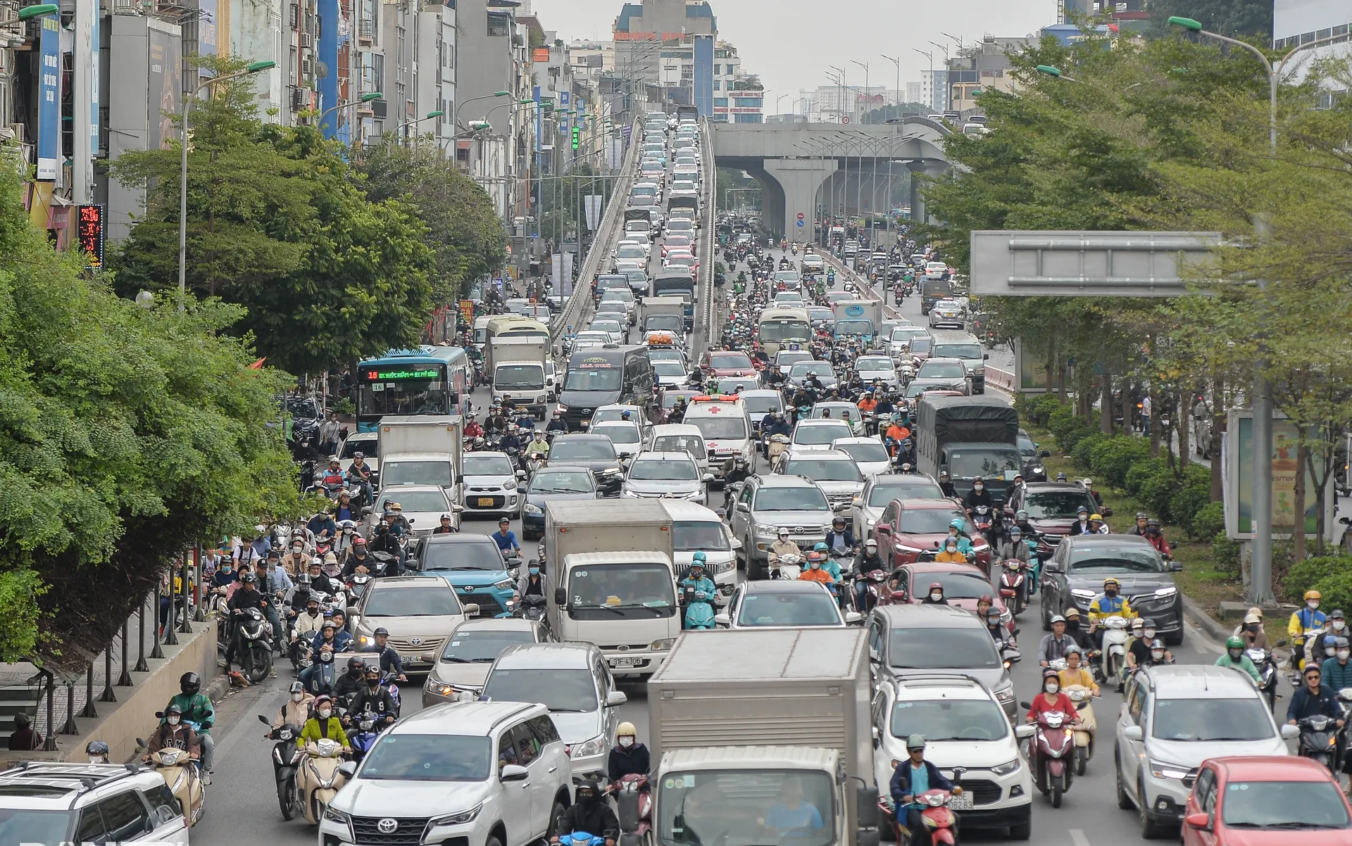 Tắc đường ngày cận Tết - Năm mới vẫn chuyện cũ