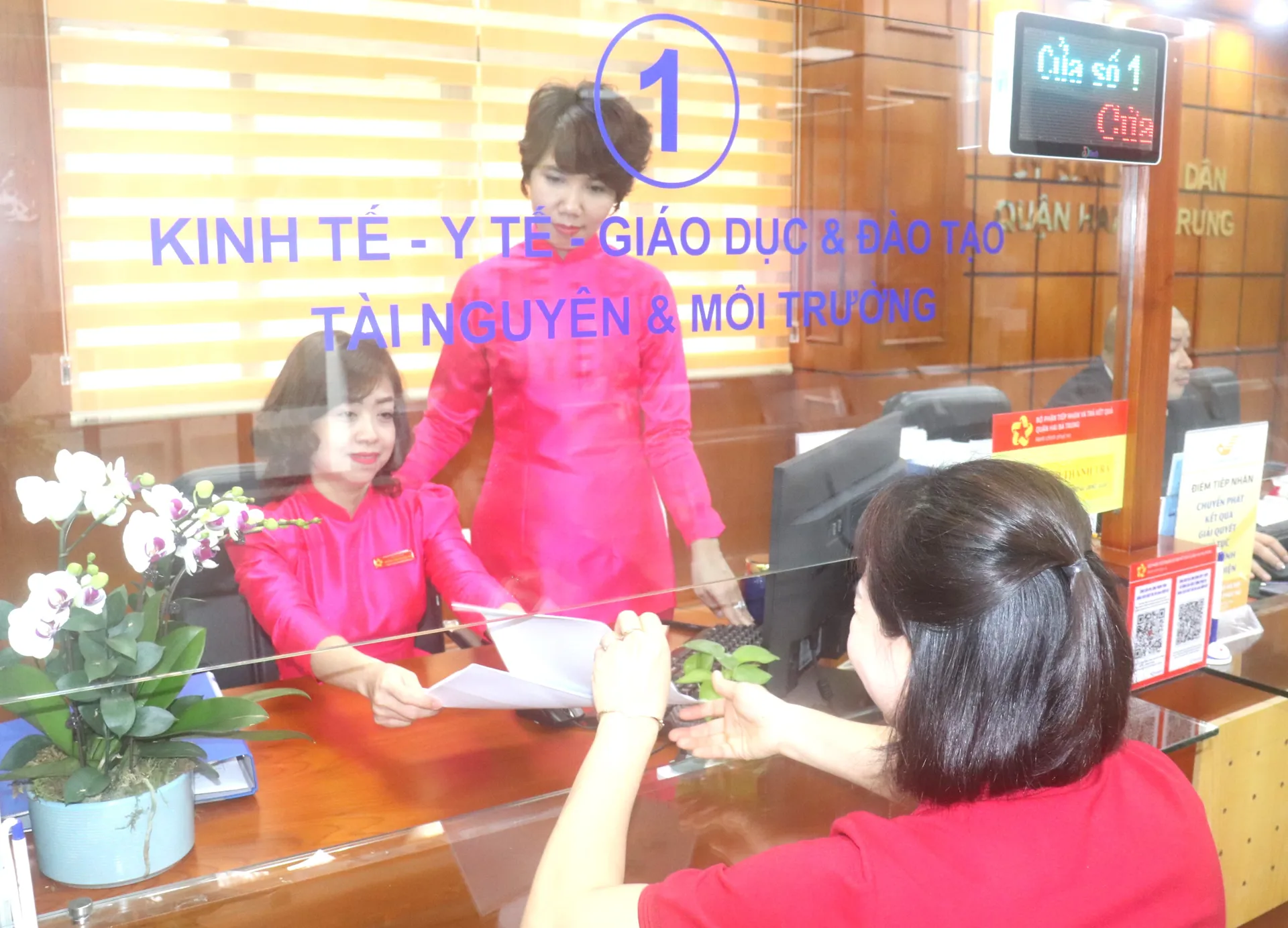 Quận Hai Bà Trưng: Cán bộ sẵn sàng "Phục vụ Nhân dân vui Xuân đón Tết"