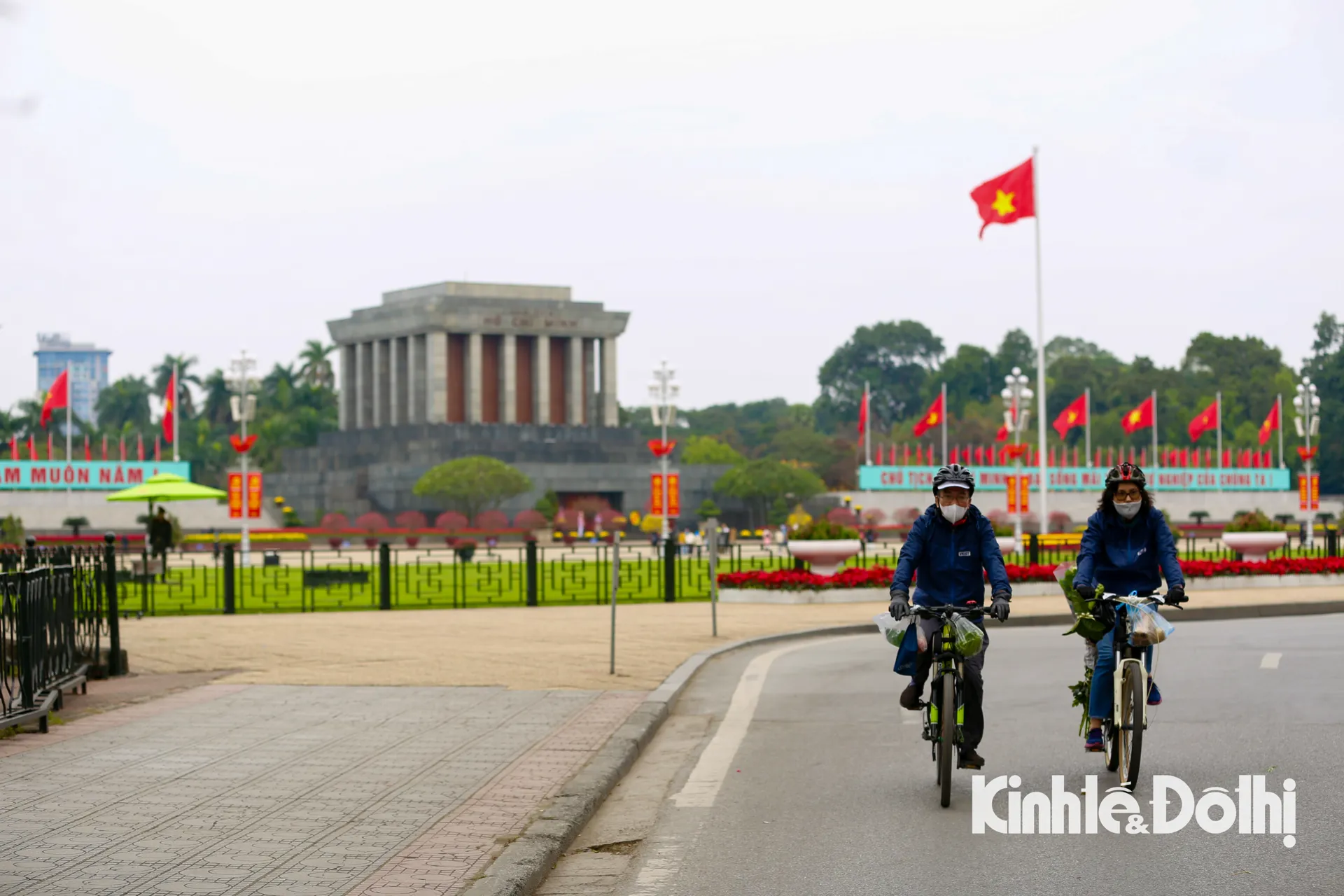 Người dân Hà Nội thảnh thơi tập thể dục, uống cà phê vào ngày 30 Tết