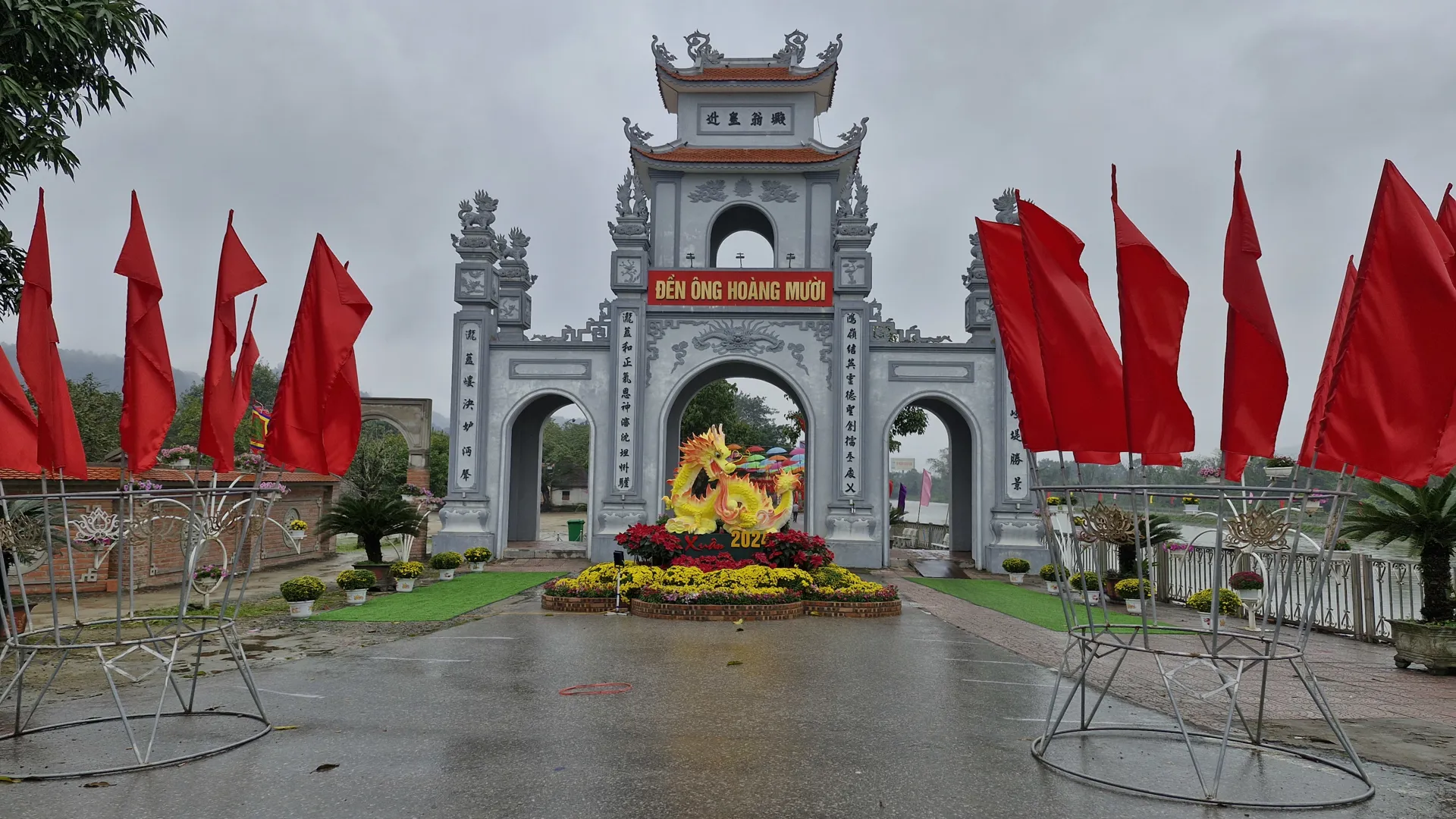 Nghệ An: Đình chỉ công việc hai nhân viên tại đền ông Hoàng Mười