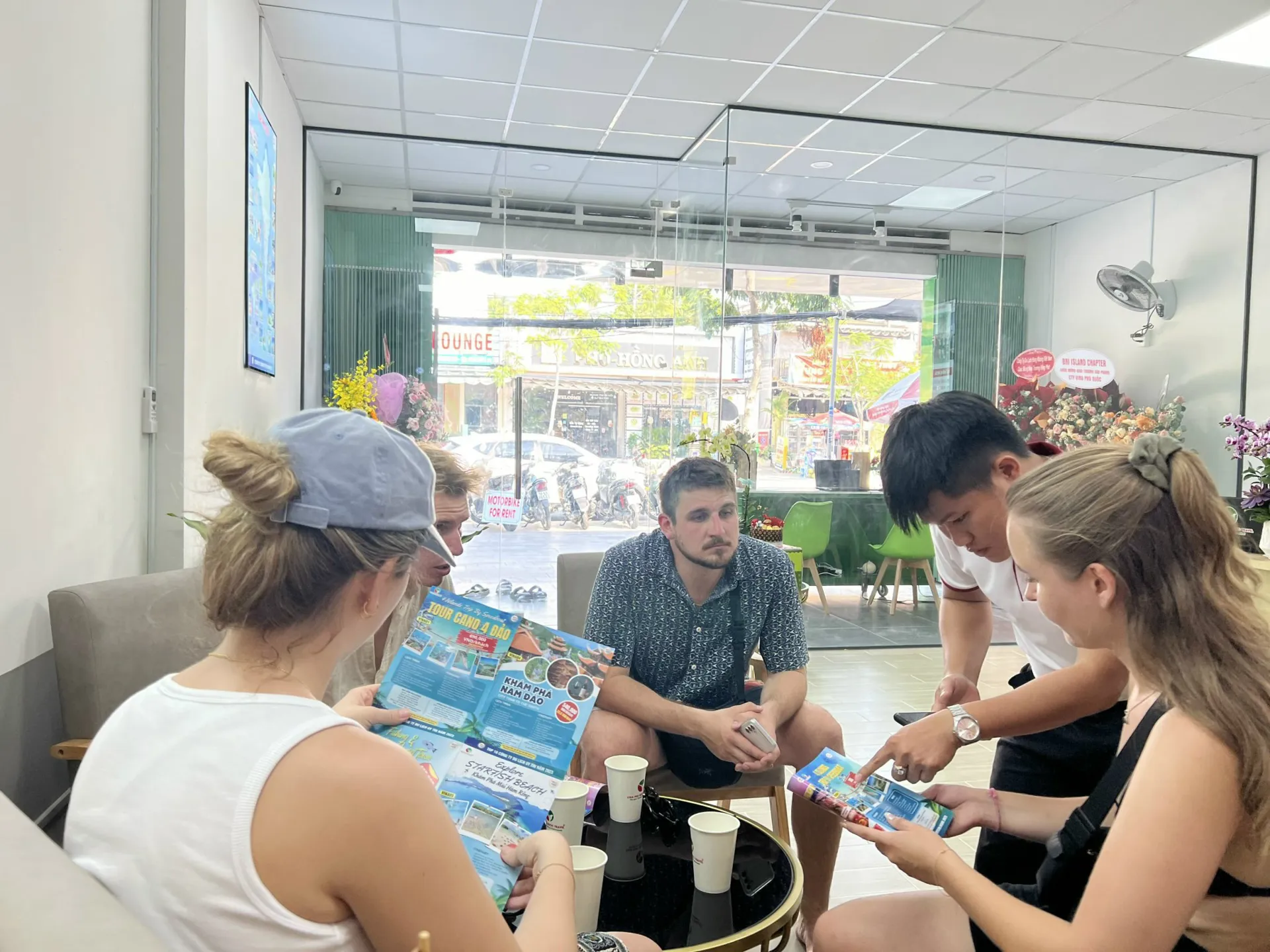 Khách quốc tế hào hứng đón năm mới trên đảo ngọc