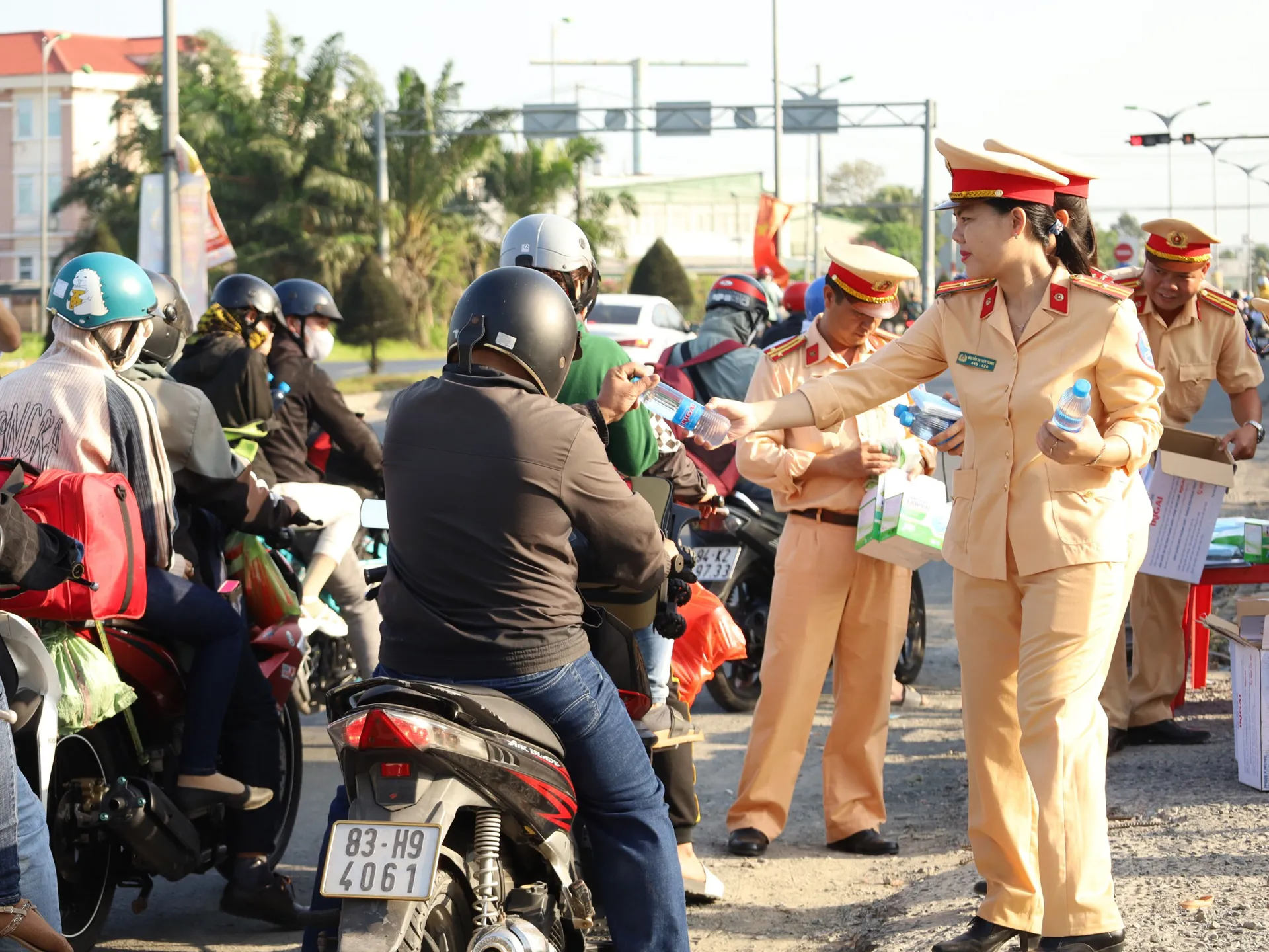 CSGT tiếp sức người dân trở lại thành phố sau Tết