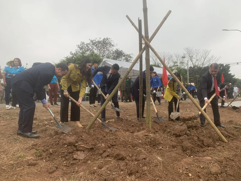Huyện Phú Xuyên phát động trồng hơn 10.000 cây xanh dịp Xuân Giáp Thìn 2024