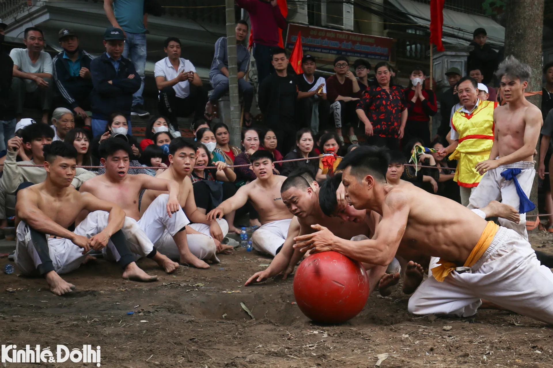 Người dân trèo tường xem trai tráng Thủ đô vật quả cầu nặng hơn 20kg