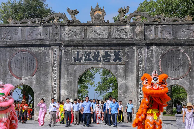 Công bố “Bộ tượng Tam Thế Phật chùa Côn Sơn" là bảo vật quốc gia