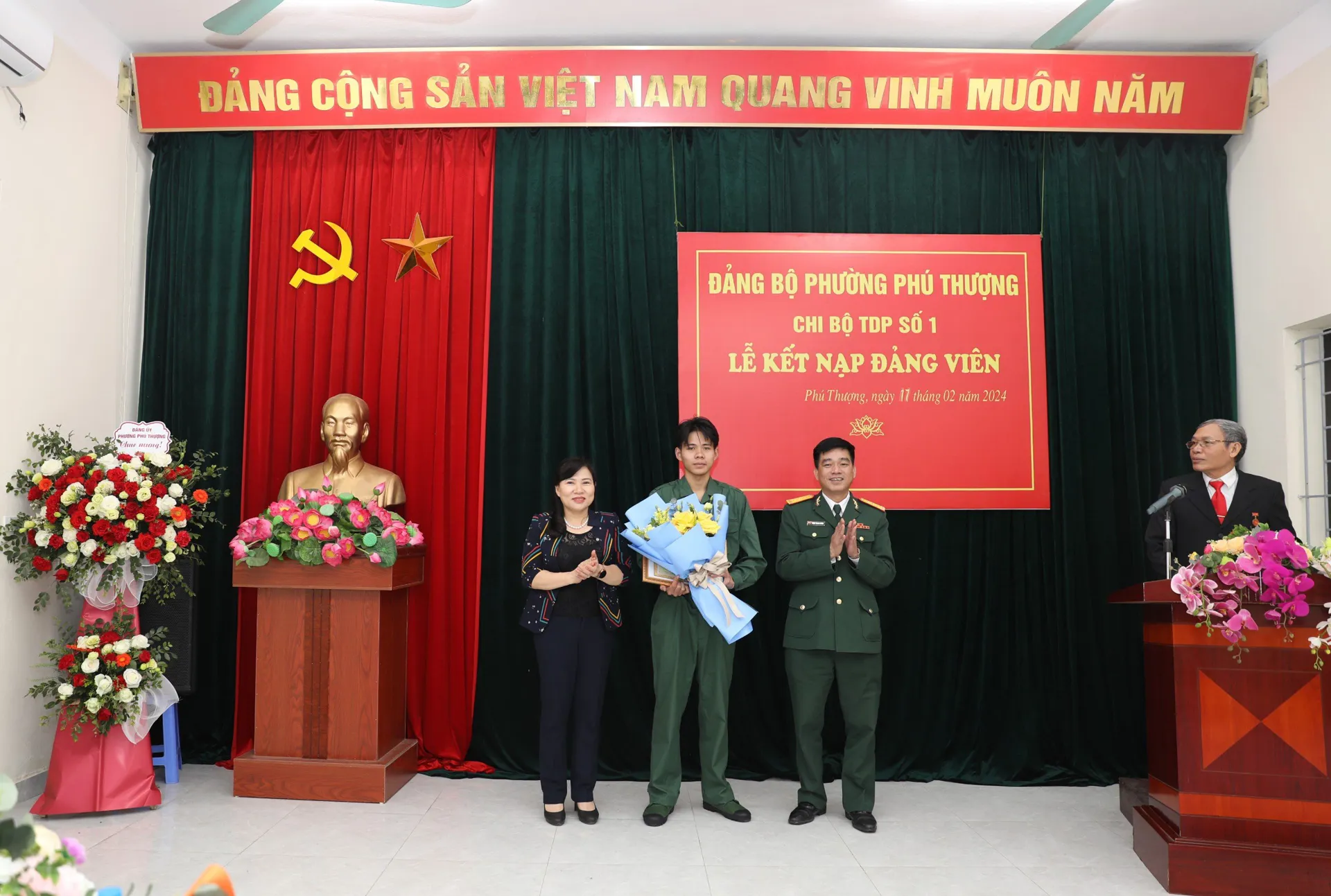 Quận Tây Hồ: Kết nạp Đảng cho 2 thanh niên ưu tú chuẩn bị nhập ngũ