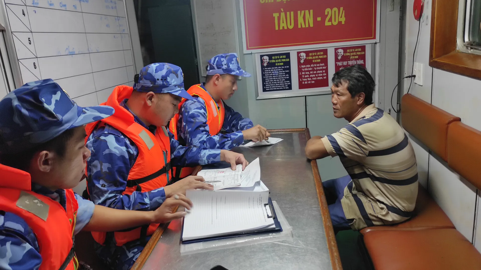 Thu giữ 200.000 lít dầu trái phép trên vùng biển Tây Nam