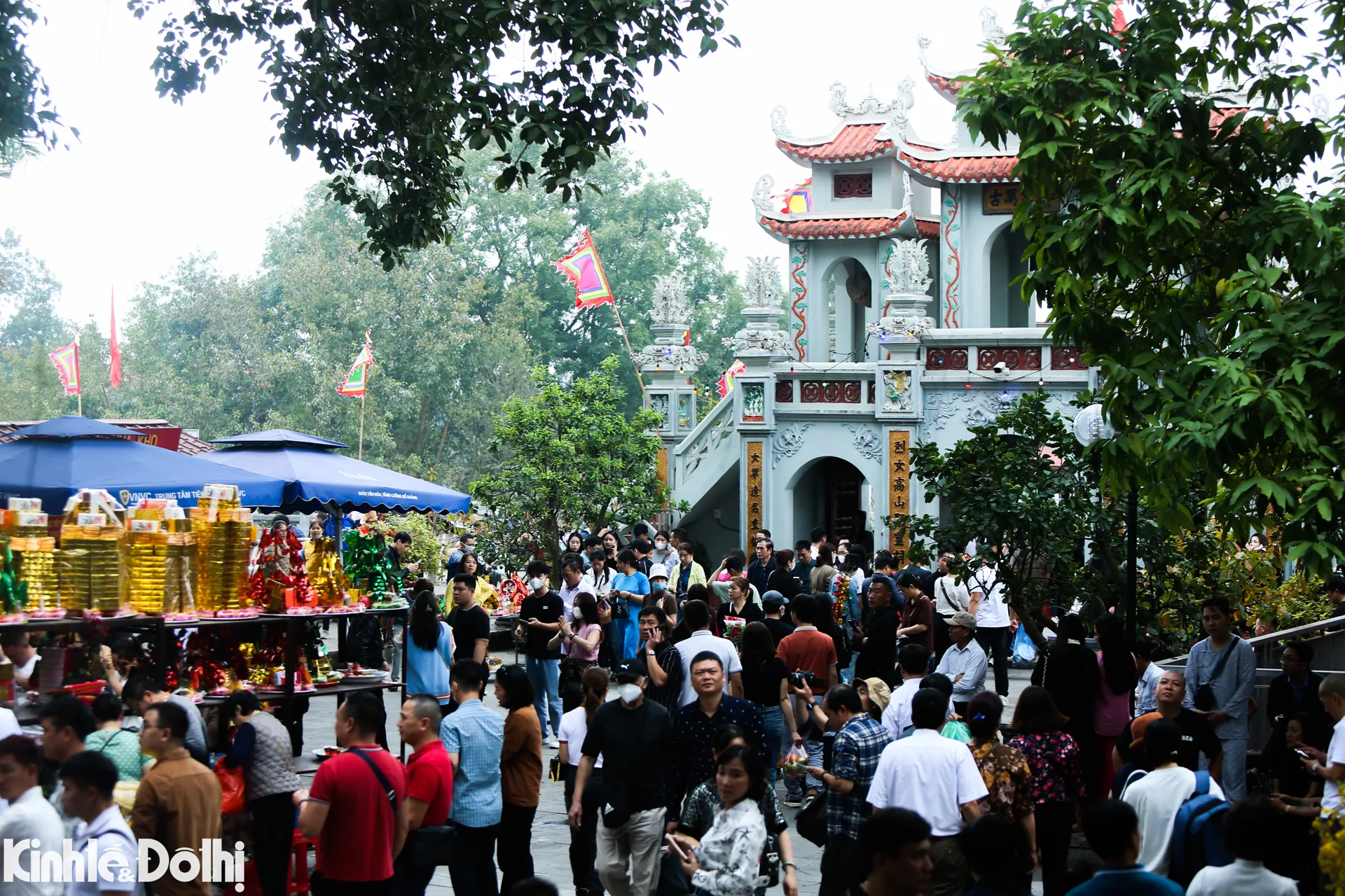 Người dân nườm nượp đi hành lễ "vay tiền" sớm tại đền Bà Chúa Kho