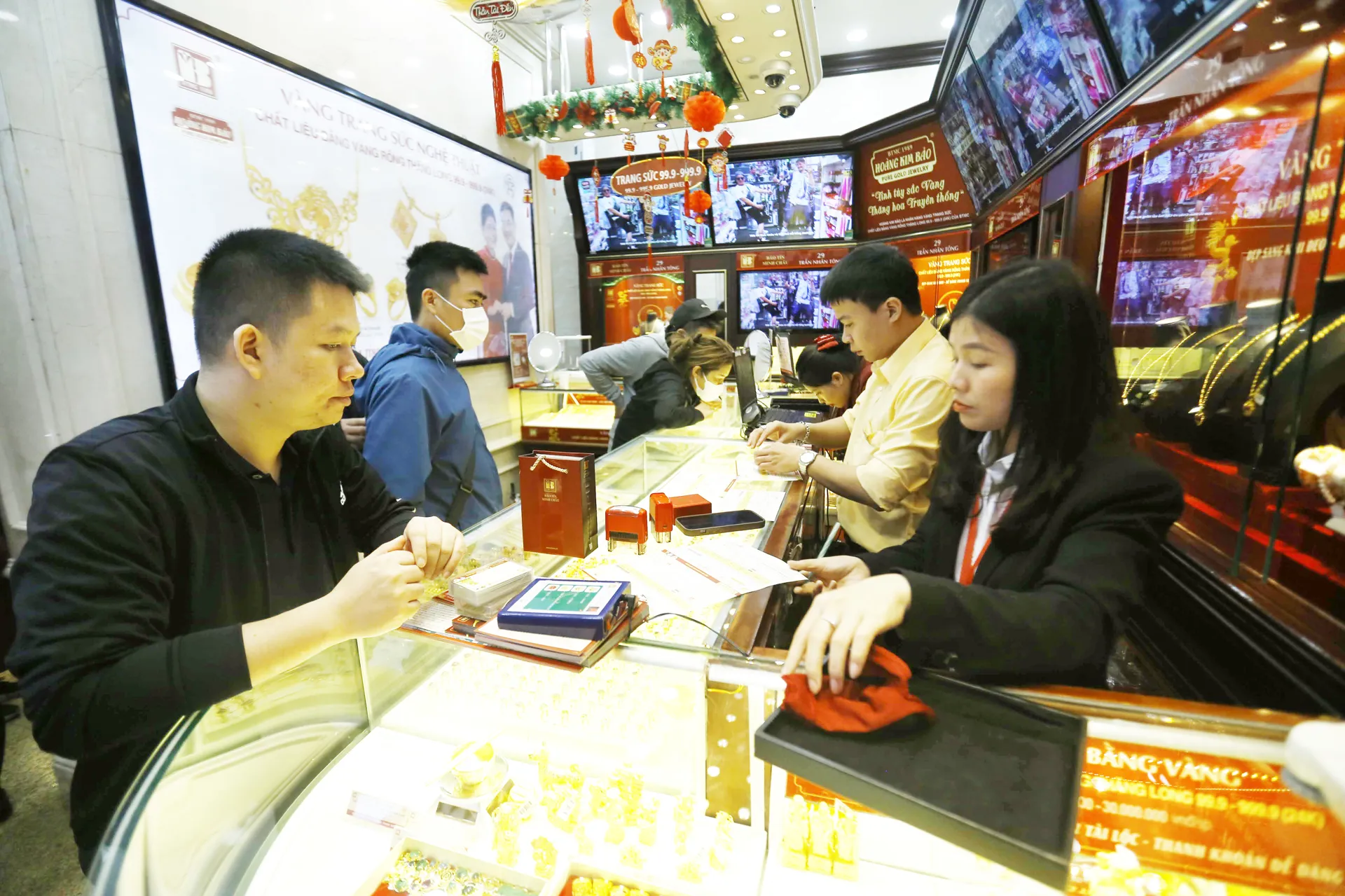 Mua vàng cầu may, lỗ ngay tiền triệu