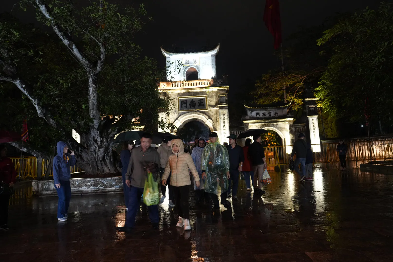 Nam Định: Người dân đội mưa chờ Khai ấn đền Trần