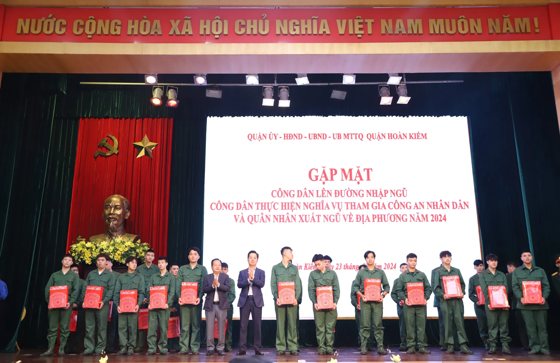 Quận Hoàn Kiếm gặp mặt tân binh lên đường nhập ngũ năm 2024