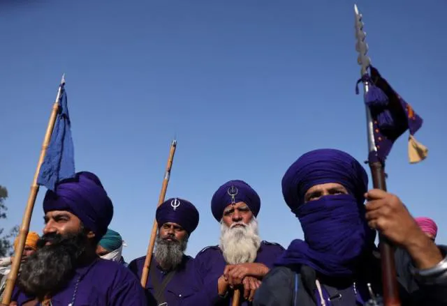 Đoàn biểu tình tại Ấn Độ nhận được sự hỗ trợ từ Nihang Sikhs